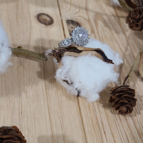 🤍🤍NEW🤍🤍 BREATHTAKING!! Clear CZ Ring in SILVER Plating - Picture 7 of 16